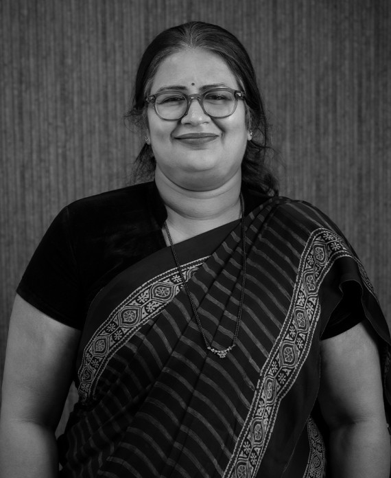 Seema Taori BW